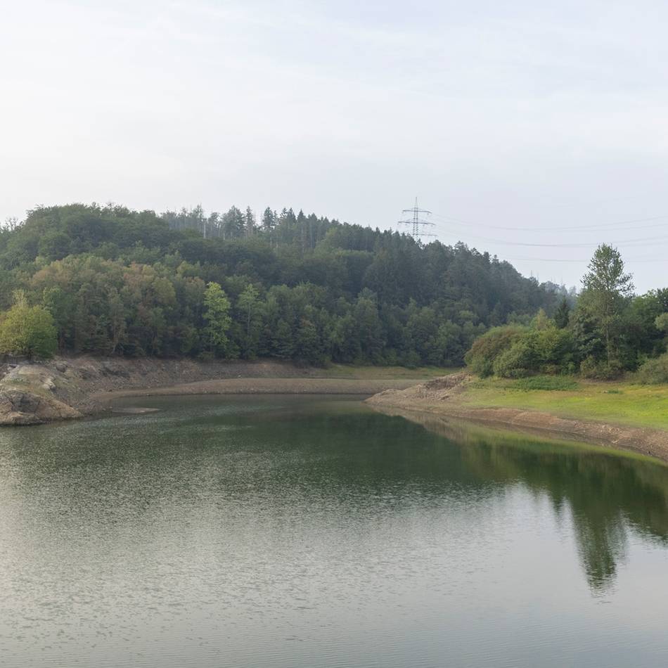 Auch Hückeswagener Bever-Talsperre betroffen: Trockenheit – bergische Talsperren geben jetzt weniger Wasser ab