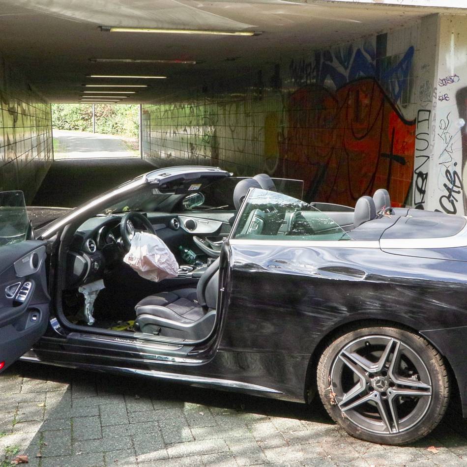 Polizei beschlagnahmt Führerschein: Mercedes kollidiert in Langenfeld mit drei Hindernissen