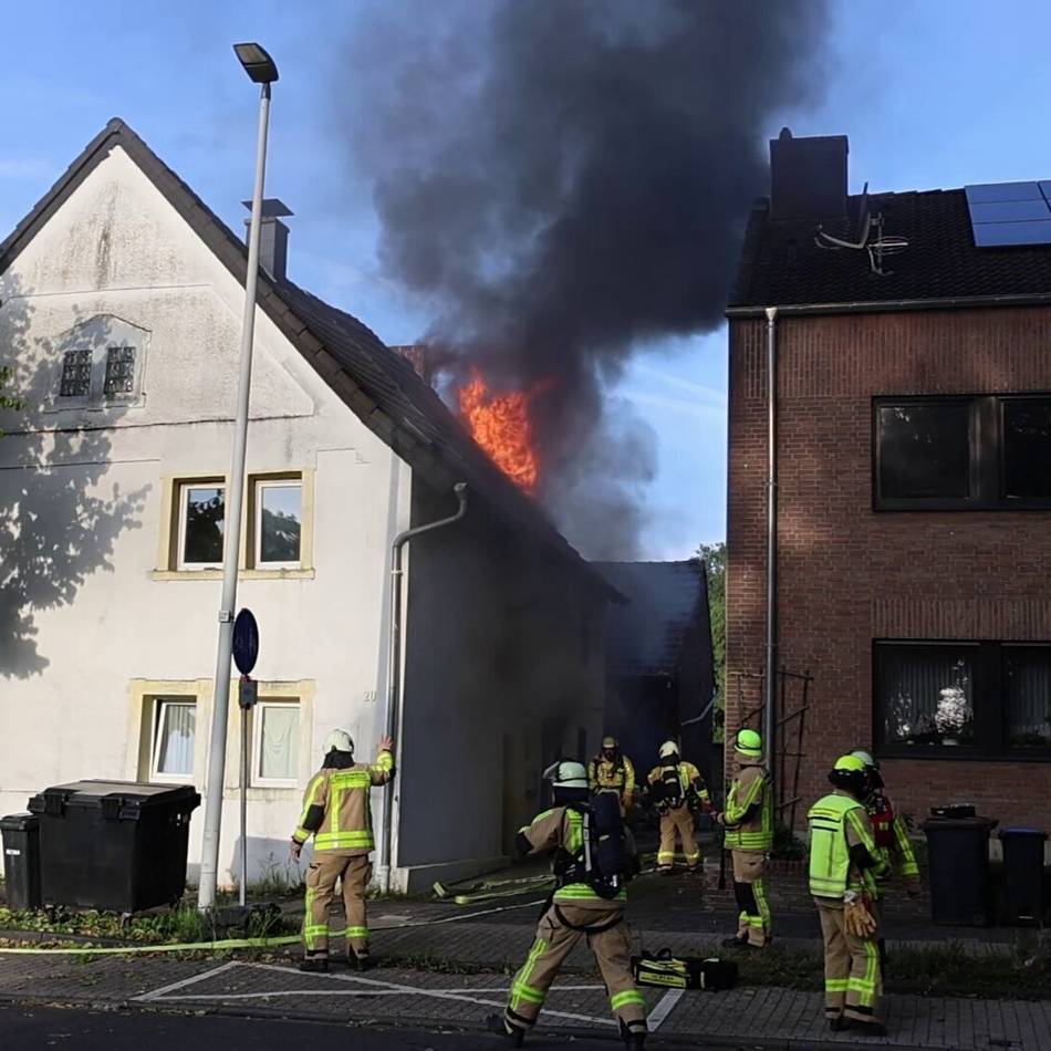 Alarm für die Feuerwehr Grevenbroich: Schon wieder Deutsch-Ritter-Allee – Feuer frisst sich an Fassade hoch