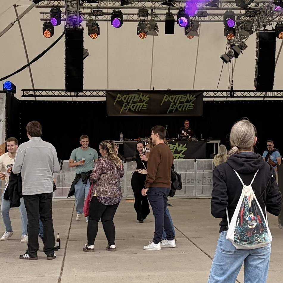Festivalfeeling auf der Laga: „Patten’s Platte“ bringt Technokultur auf die Sparkassenbühne