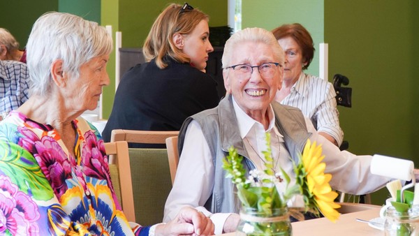 Senioren feiern Sommerfest im Pflegestift Elisabeth