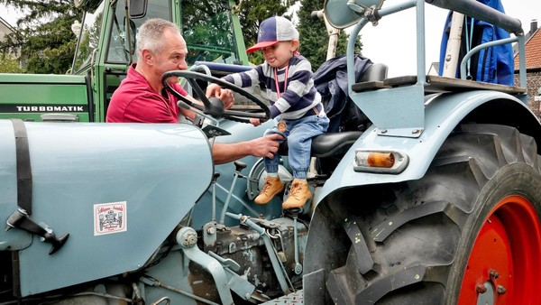 Alte Trecker und bunte Oldtimer begeistern Velberter Besucher trotz Regenwetter