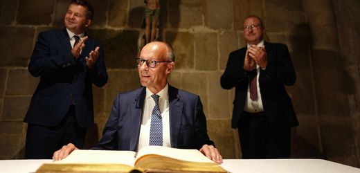 Friedrich Merz in Sachsen-Anhalt: Der Kanzler macht Wahlkampf, aber die CDU behält das lieber für sich