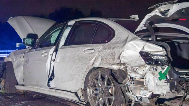 Verdacht auf illegales Rennen: Trümmerteile auf 100 Metern verteilt – BMW kracht in Leitplanke auf A57 bei Krefeld