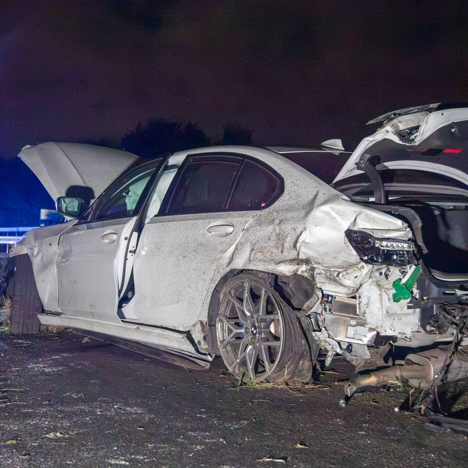 Verdacht auf illegales Rennen: Trümmerteile auf 100 Metern verteilt – BMW kracht in Leitplanke auf A57 bei Krefeld