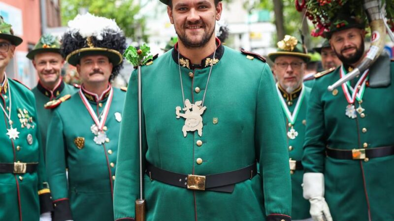 Ungewöhnliche Auszeichnung: Wie man beim Neusser Schützenfest zur „Zugsau“ wird