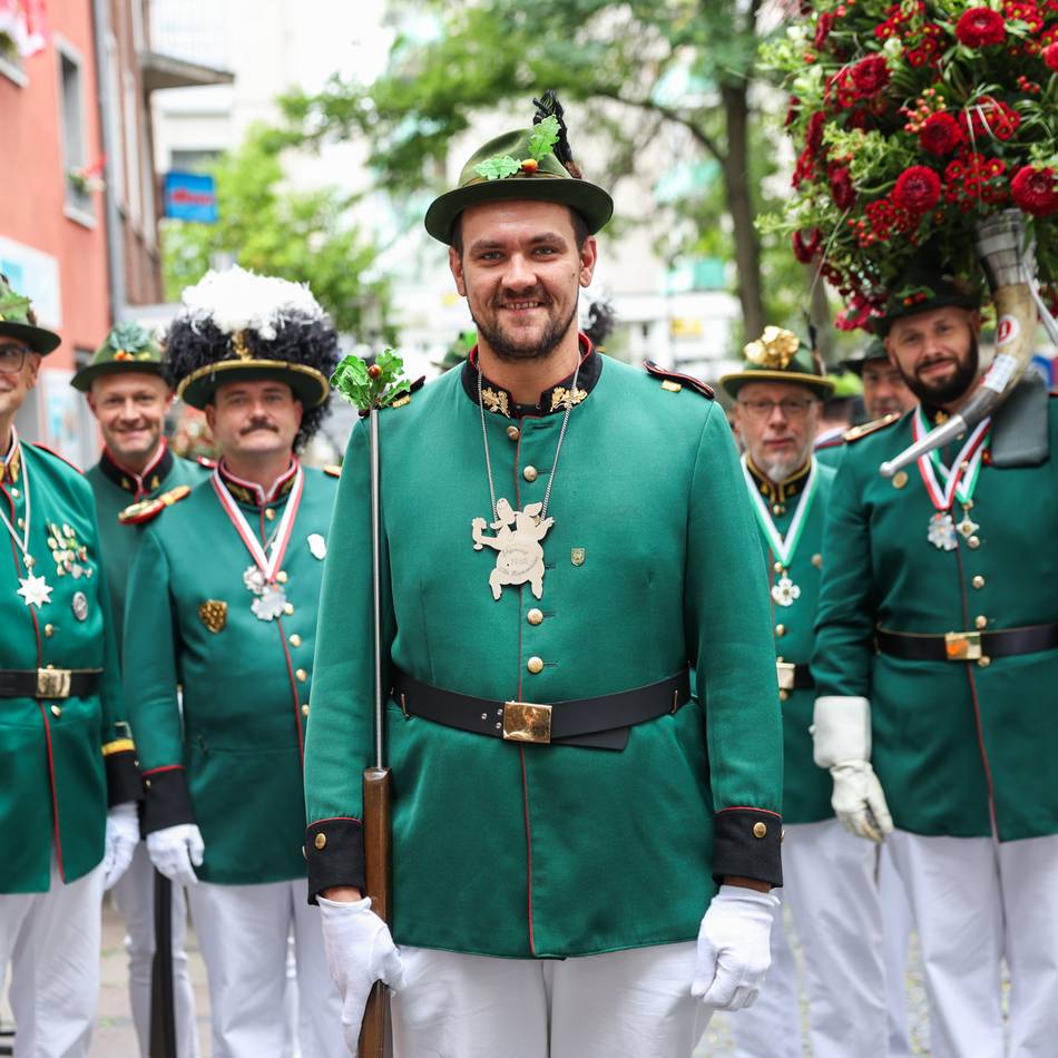 Ungewöhnliche Auszeichnung: Wie man beim Neusser Schützenfest zur „Zugsau“ wird