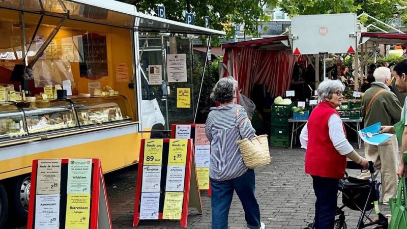 Wochenmarkt in Leverkusen: Opladener Wochenmarkt verteilt Kochlöffel und Rezepte