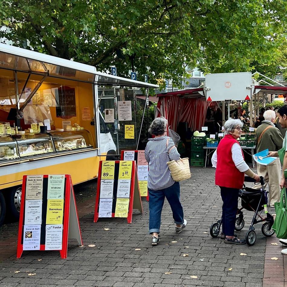 Wochenmarkt in Leverkusen: Opladener Wochenmarkt verteilt Kochlöffel und Rezepte