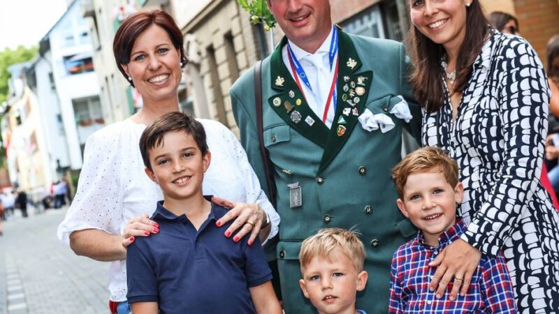 Wohnlage mit Aussicht: Schützenfest vor der Tür – so feiert eine Familie, die in Neuss direkt am Zugweg wohnt