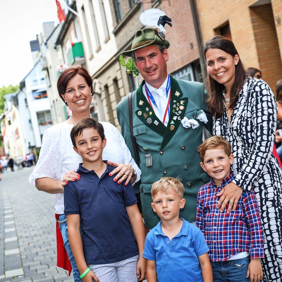 Wohnlage mit Aussicht: Schützenfest vor der Tür – so feiert eine Familie, die in Neuss direkt am Zugweg wohnt