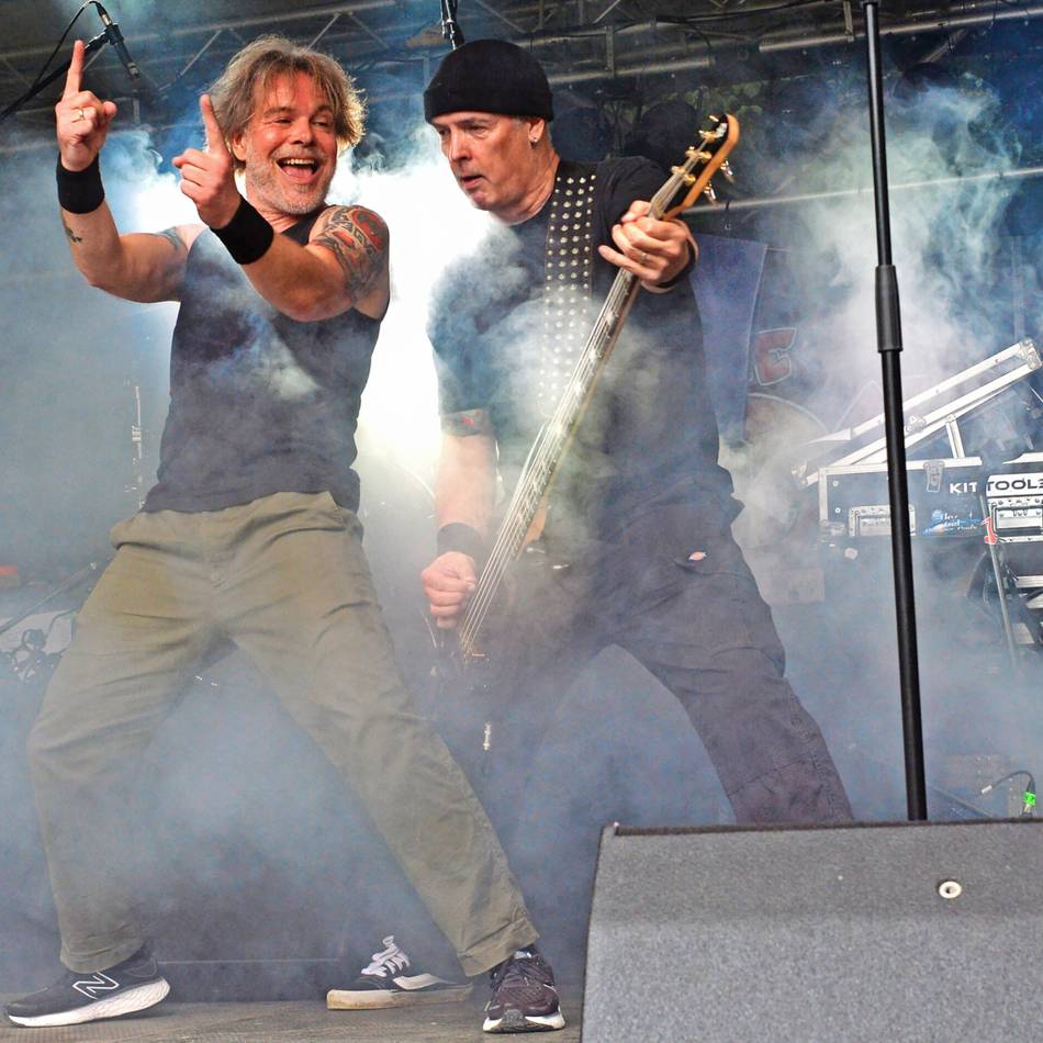 Trotz des Regens kamen viele Besucher zum Open Air der WüRG am Zeittunnel: „Rockmusik draußen zu hören, ist immer schön“