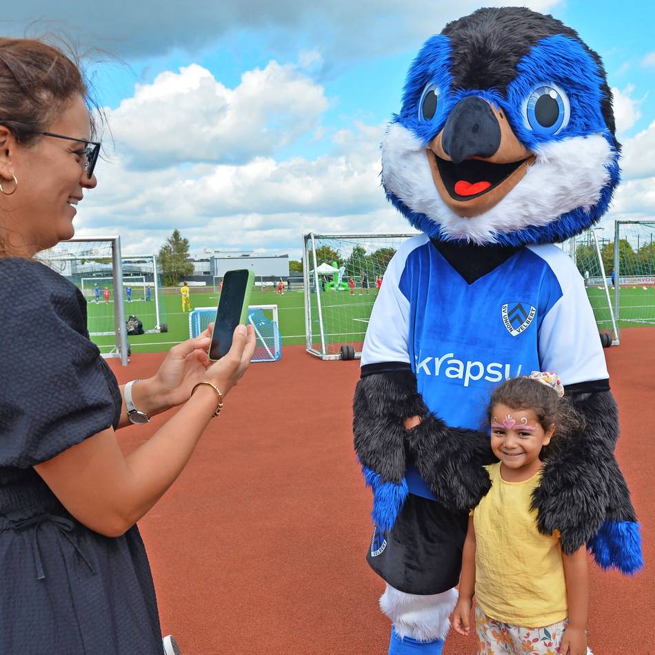 Den Saisonauftakt nutzt das neue Maskottchen „Uno“ für seinen ersten großen Auftritt: Der SV Union Velbert hat jetzt einen Vogel