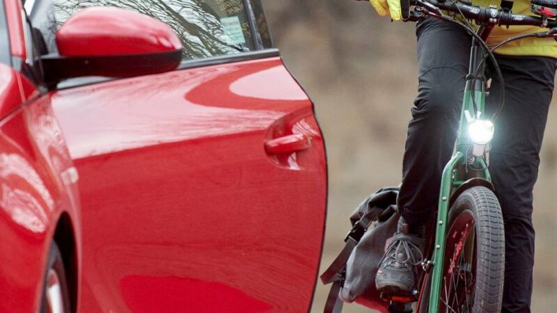 Unfall in Willich: Radlerin prallt gegen Autotür und wird schwer verletzt