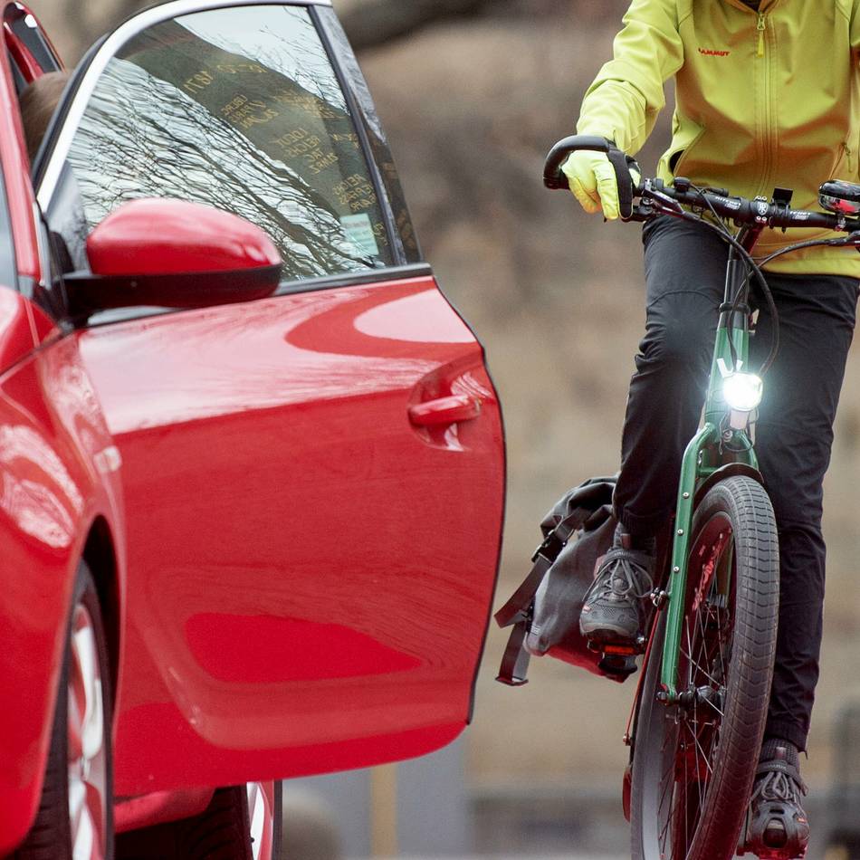 Unfall in Willich: Radlerin prallt gegen Autotür und wird schwer verletzt