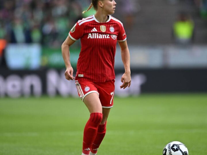 Mit Tor und Blumenstrauß: Gwinn und Oberdorf sind zurück – Bayern-Fußballerinnen siegen
