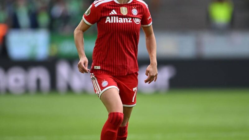 Mit Tor und Blumenstrauß: Gwinn und Oberdorf sind zurück – Bayern-Fußballerinnen siegen