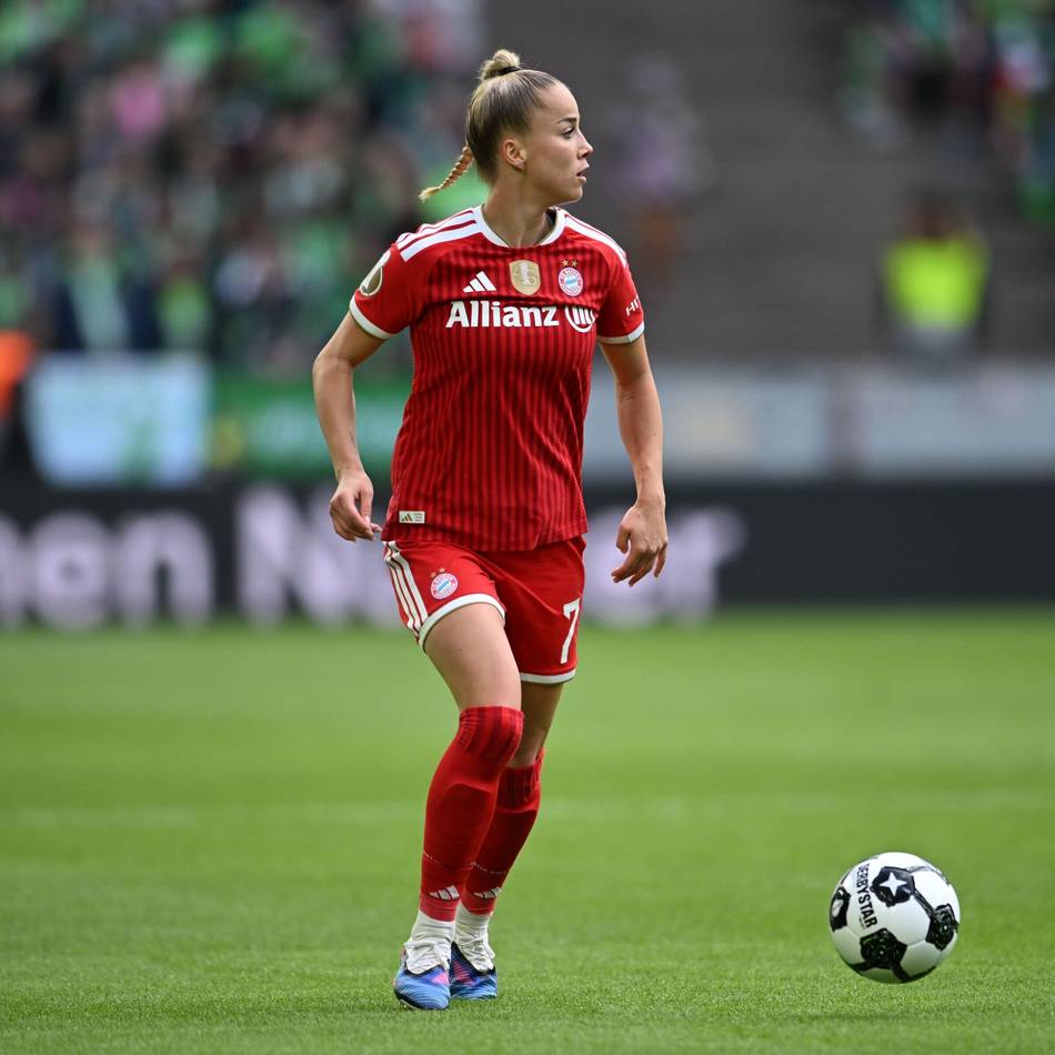 Mit Tor und Blumenstrauß: Gwinn und Oberdorf sind zurück – Bayern-Fußballerinnen siegen
