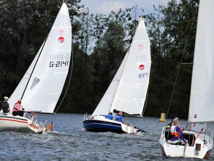 Segeln in Hilden: Elbsee: Zwischen Böen und Bojen den Kurs halten