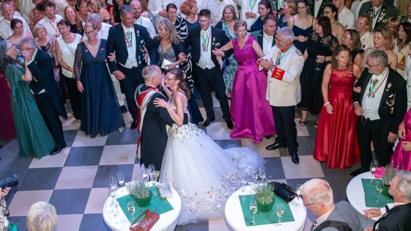 Schützenfest-Party im Neusser Zeughaus: Kleine Tanzfläche, großartige Stimmung beim „Club 900“ der Schützenlust
