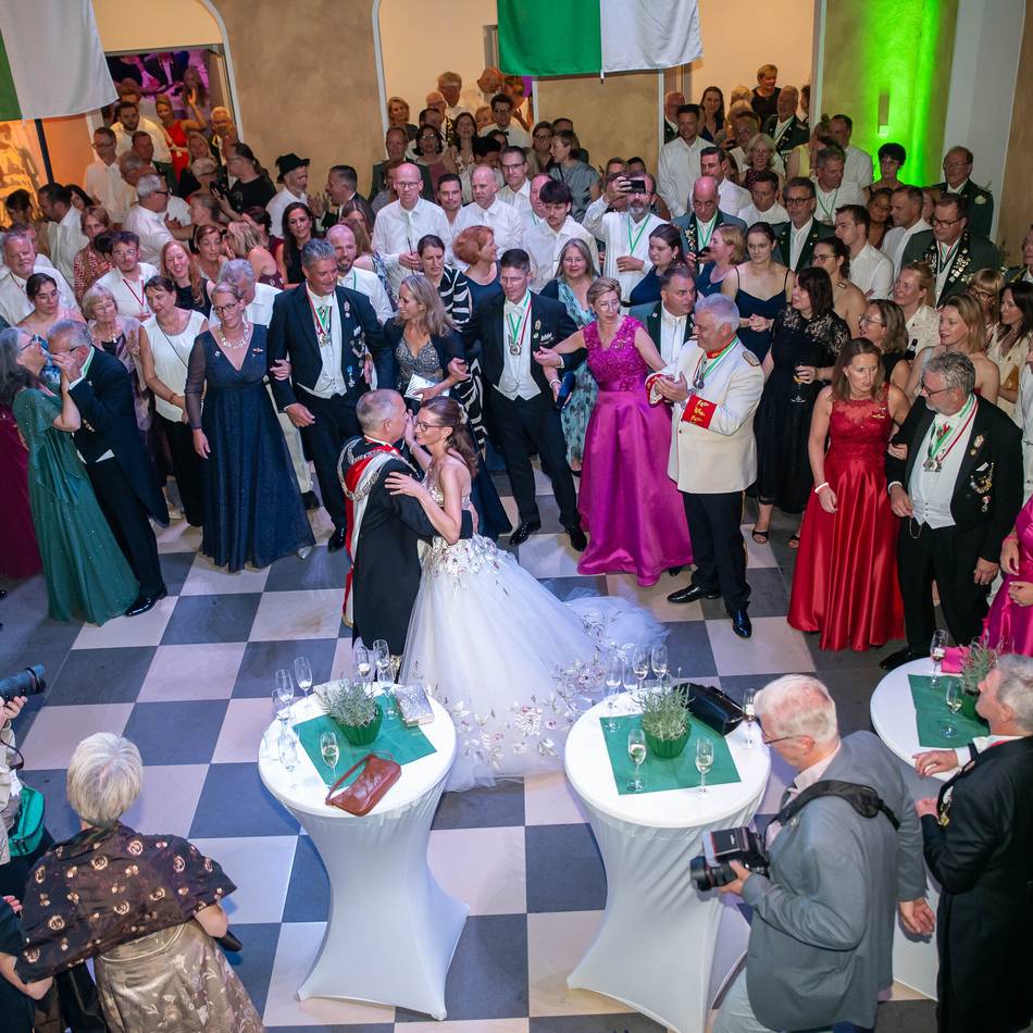 Schützenfest-Party im Neusser Zeughaus: Kleine Tanzfläche, großartige Stimmung beim „Club 900“ der Schützenlust