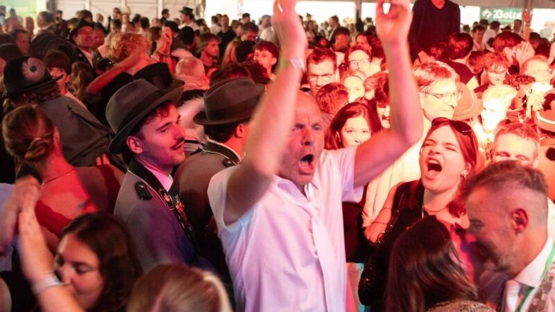 Sonntagabend beim Neusser Schützenfest: Ausgelassene Stimmung und proppevolles Zelt beim Grenadierball