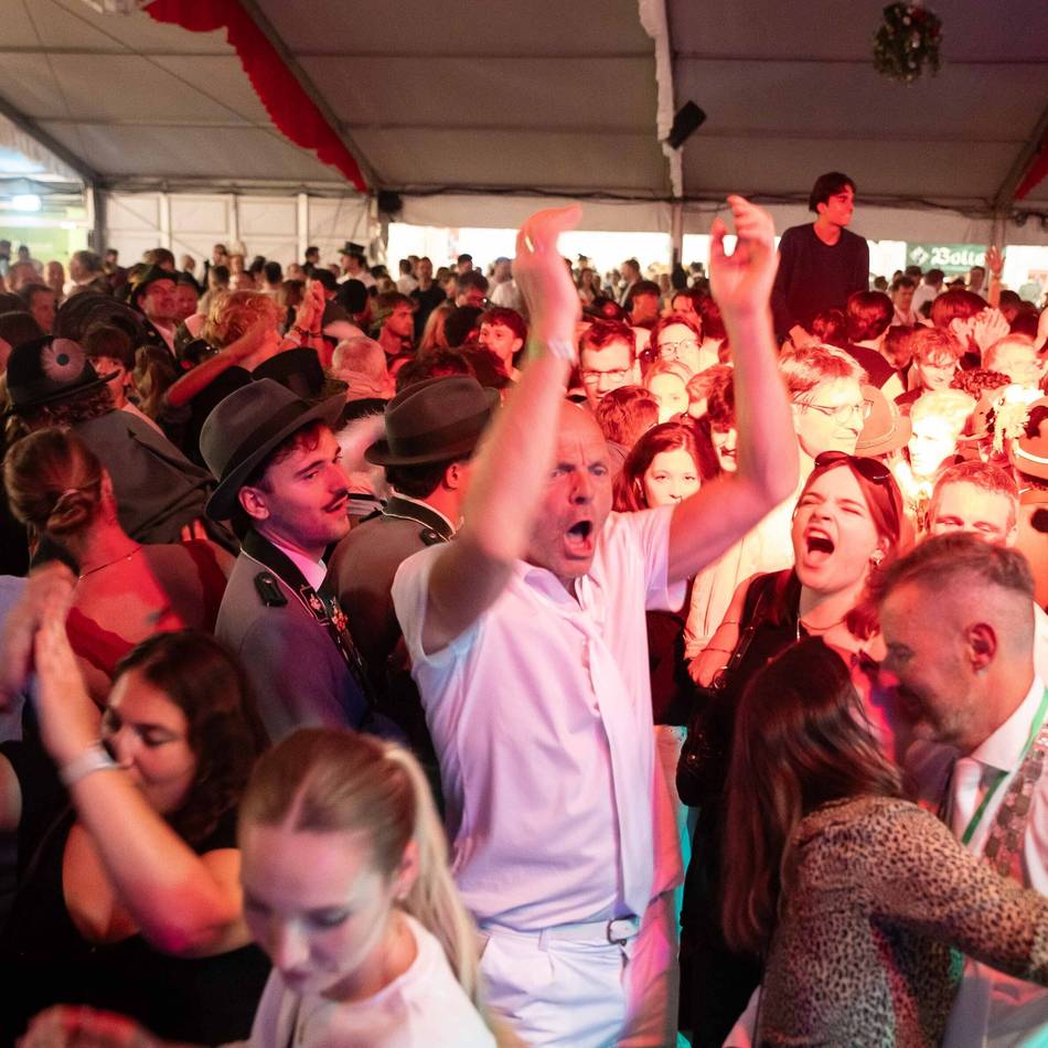 Sonntagabend beim Neusser Schützenfest: Ausgelassene Stimmung und proppevolles Zelt beim Grenadierball