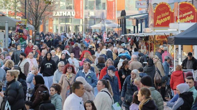 „LEVlive“ in Wiesdorf: Markt, Kirmes und Kunsthandwerk in der Leverkusener City
