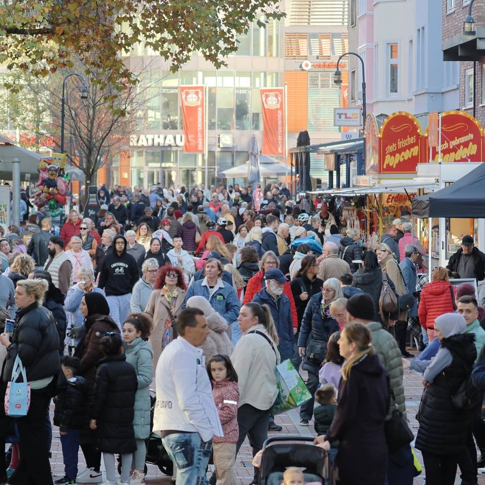 „LEVlive“ in Wiesdorf: Markt, Kirmes und Kunsthandwerk in der Leverkusener City