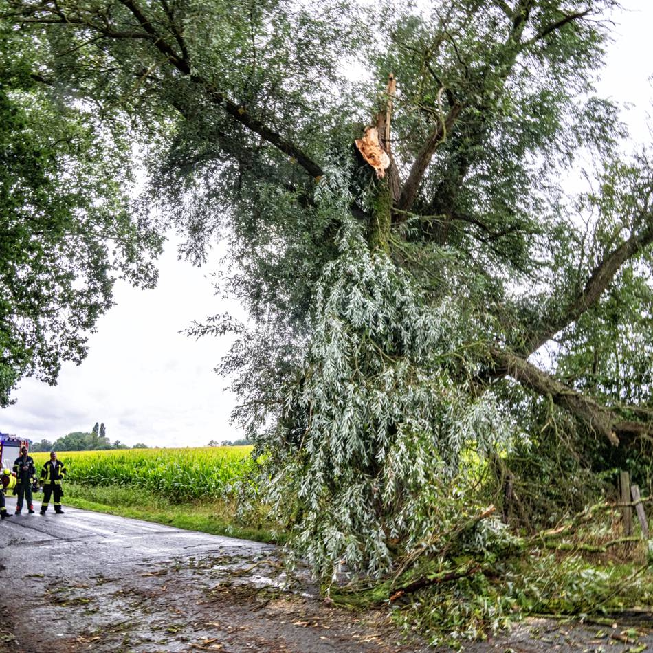 Einsätze der Feuerwehr: Heftiger Schlagregen erwischt Kevelaer – Zuglinie zeitweise gesperrt