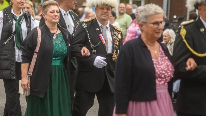 Festwochenende mit neuem König: So schön war die Schützenparade durch Kellen