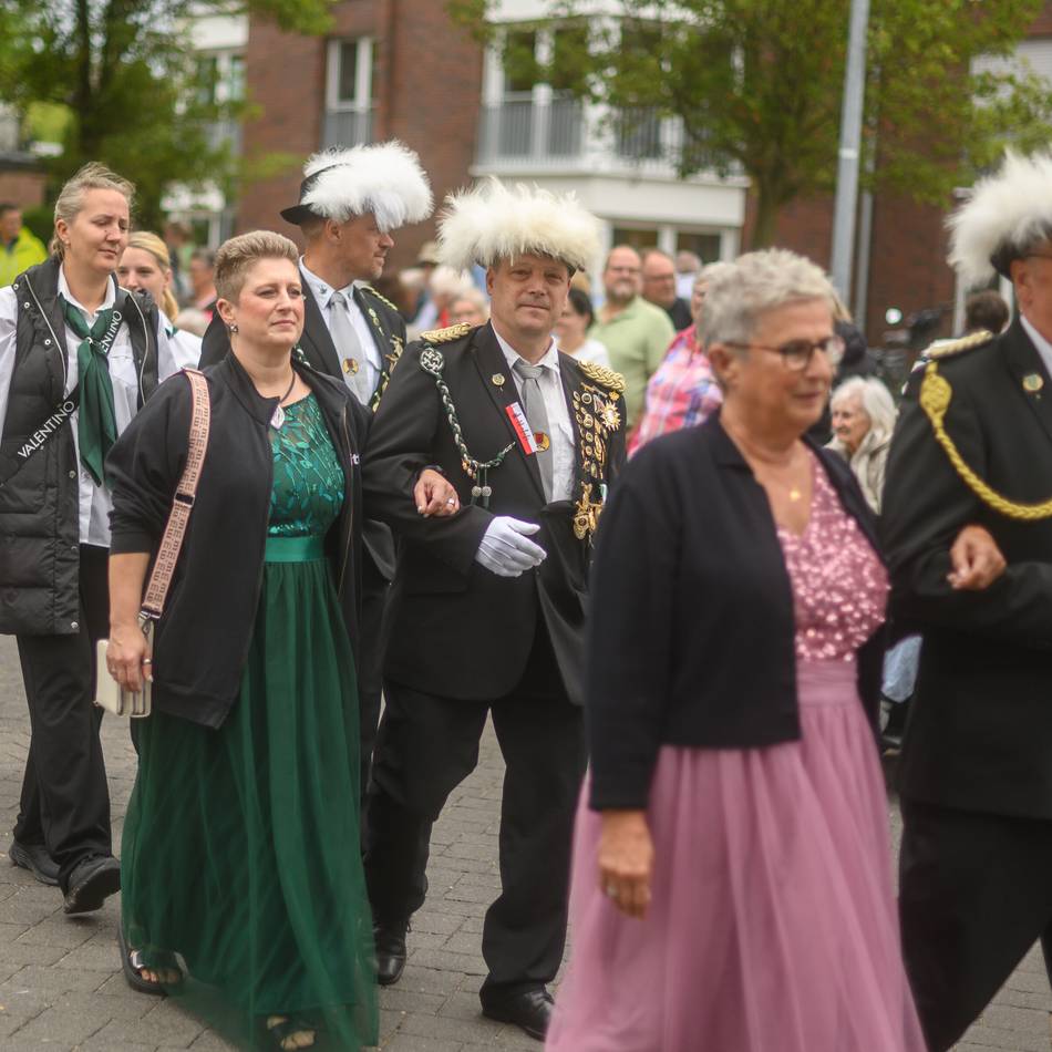 Festwochenende mit neuem König: So schön war die Schützenparade durch Kellen