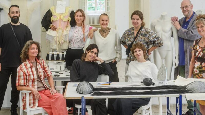 Werke des ArToll-Sommerlabors: Neue Ausstellung in Bedburg-Hau eröffnet – Wenn Kleidung zur zweiten Haut wird