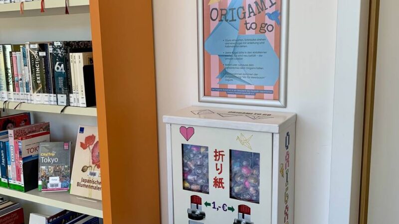 Faltkunst aus dem Automaten: Stadtbibliothek Meerbusch startet „Origami to go“