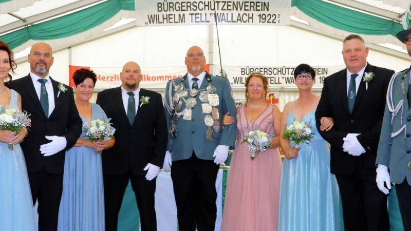 Wilhelm-Tell-Schützen in Rheinberg: Wallacher Schützenkönigspaar präsentiert sein Throngefolge