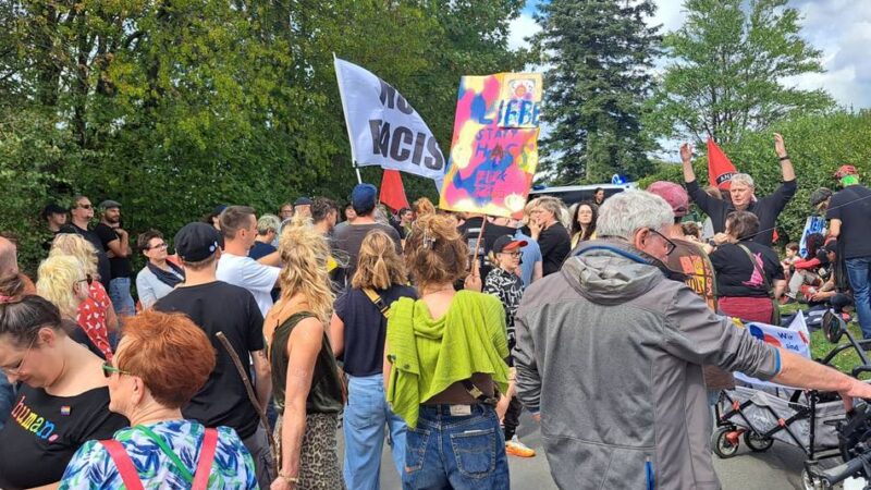 Straßensperrung an der Bever in Hückeswagen: Polizei hält Demonstranten auf Abstand zu AfD-Sommerfest