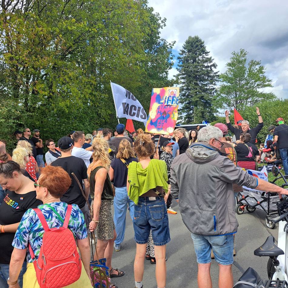 Straßensperrung an der Bever in Hückeswagen: Polizei hält Demonstranten auf Abstand zu AfD-Sommerfest