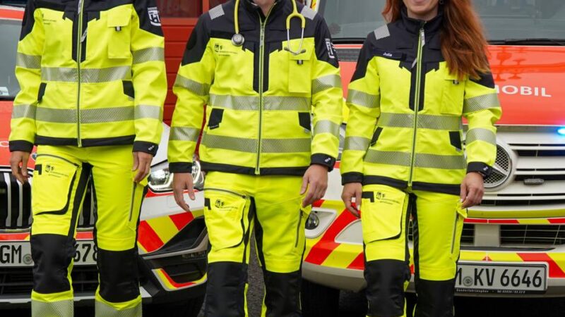 Rettungsdienst im Oberbergischen Kreis: Neue Einsatzkleidung – aus Orange wird Gelb