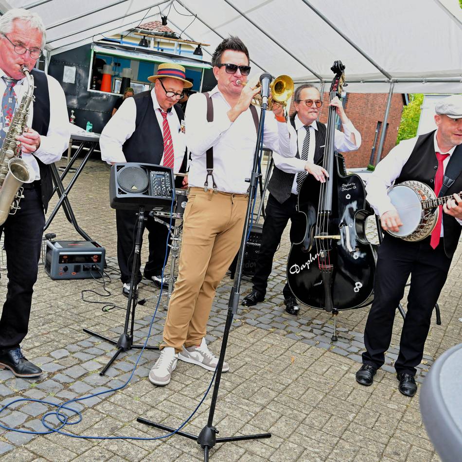 Bruderschaft Garzweiler: Biwak mit Jazzband und riesiger Lkw-Hüpfburg