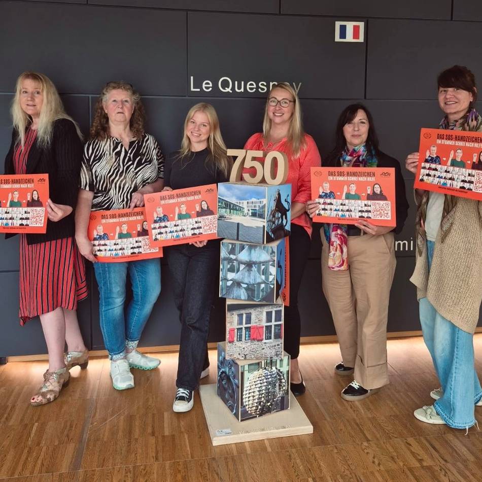 Treffen in Ratingen: SOS-Handzeichen gegen Gewalt wird im Kreis bekannter