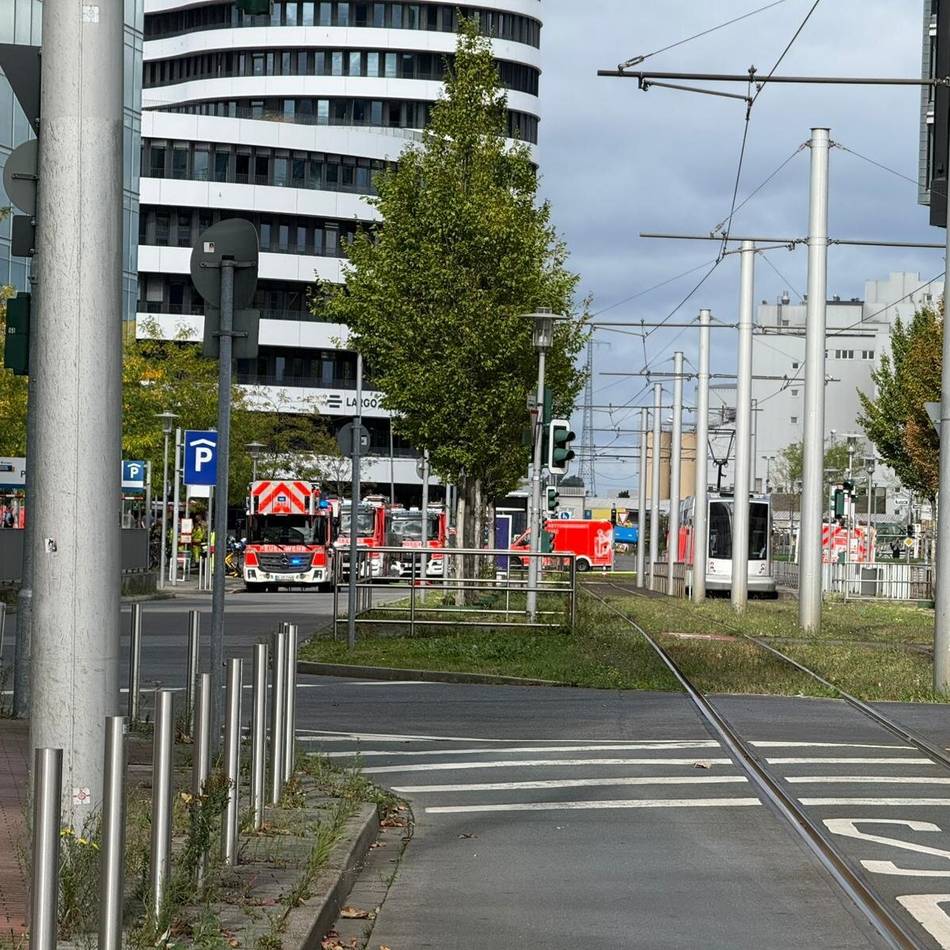 Feuerwehreinsatz in Düsseldorf: Brennendes Auto in Tiefgarage im Hafen